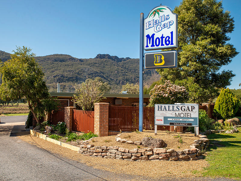 hm-beds4 Halls Gap Motel: Front View